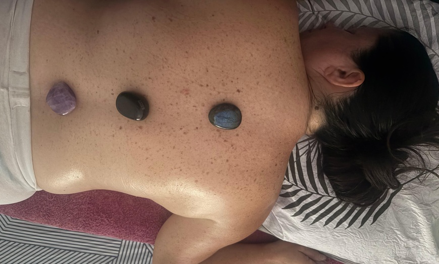 Image 1: Massage aux pierres chaudes et froides de 90 min
