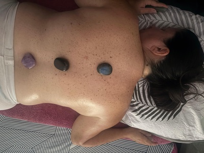 Massage aux pierres chaudes et froides de 90 min, valable du lundi au samedi