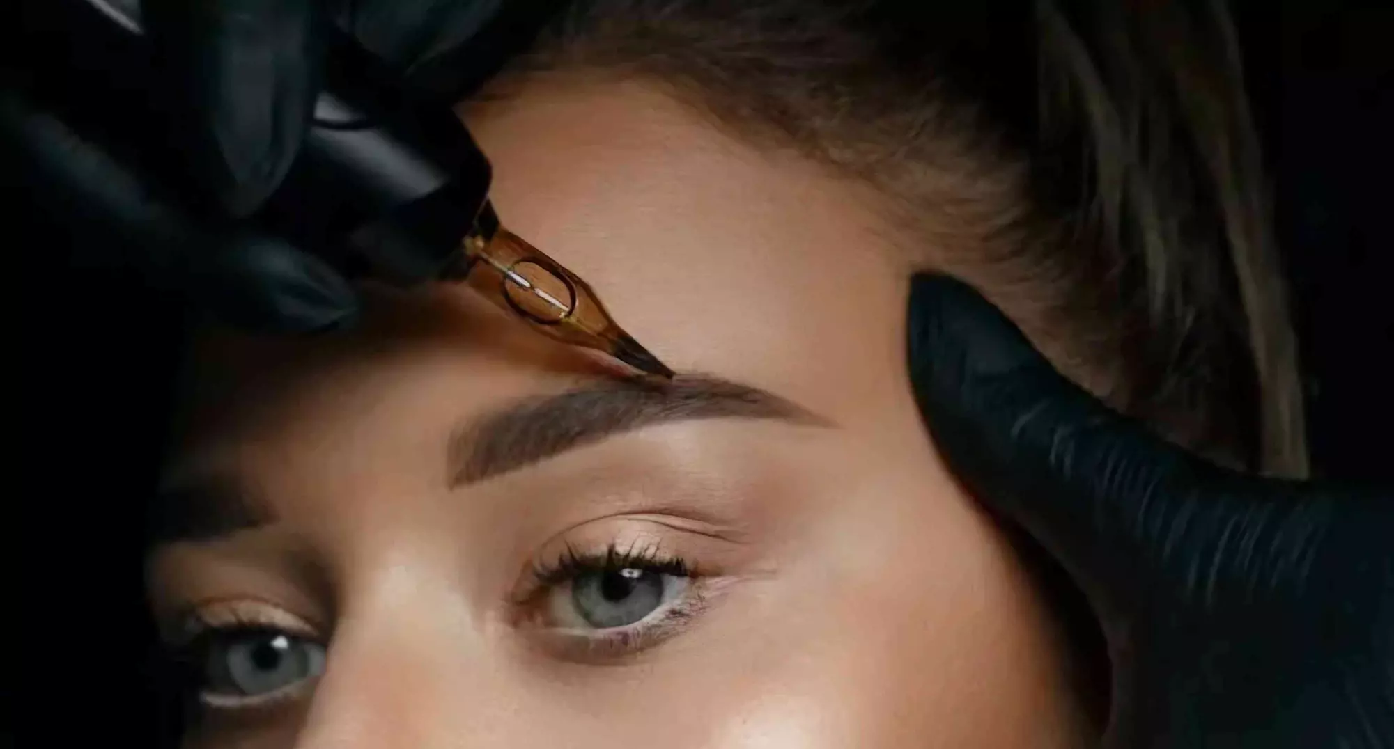 Permanent Make-up: Powder Brows / Wimpernkranzverdichtung für 1 Person bei Skinline Institut (bis zu 73% sparen) - Primary Image