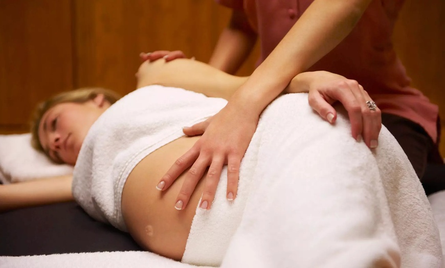 Image 1: Jusqu'à 45% de remise sur Massage - femme enceinte