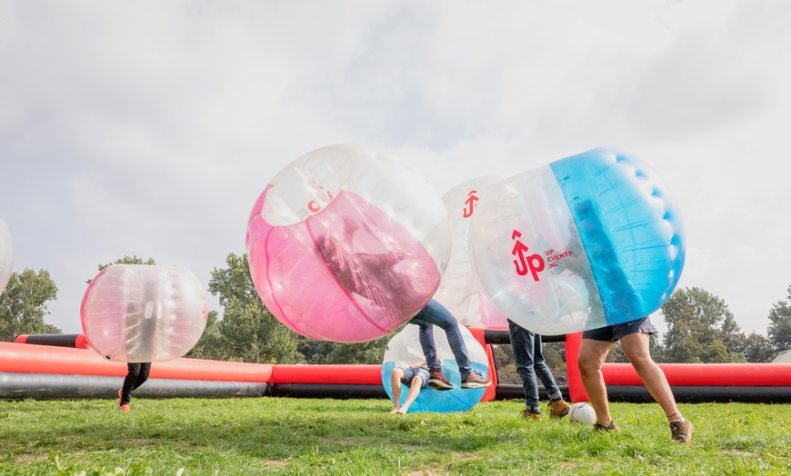 Image 6: Lachen, gieren, botsen en scoren: Bubbel Voetbal voor 4 - 12 personen
