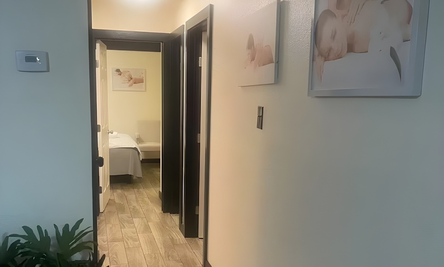 Image 4: Rediscover Your Zen with a 60 or 90min Couples Massage