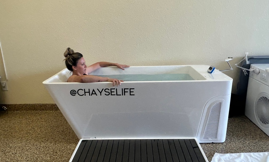 Image 1: One or Four Sessions (15 Minute Cold Plunge + 30 Minute Sauna)