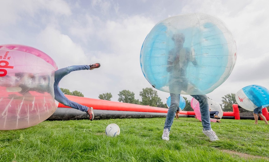 Image 1: Lachen, gieren, botsen en scoren: Bubbel Voetbal voor 4 - 12 personen