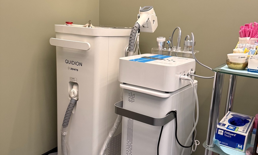 Image 3: Experience two HydraFacials with LED and Oxygen Infusion