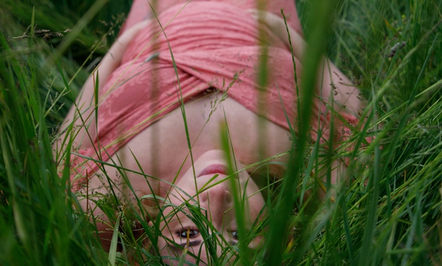 Image 6: Outdoor maternity photography session options for a fun shoot