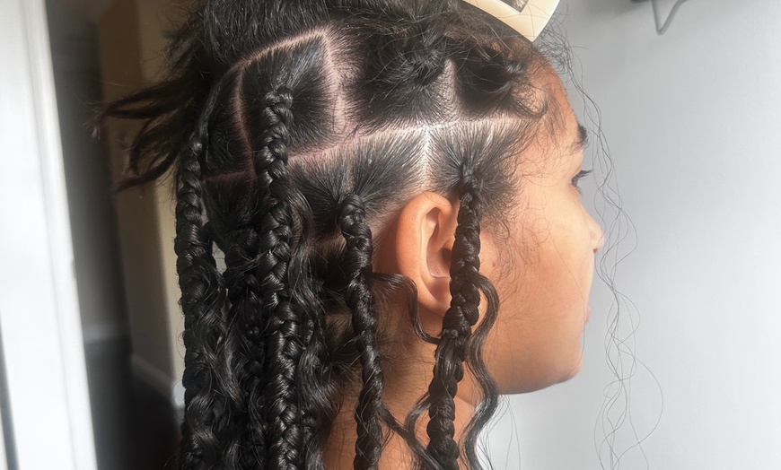 Image 2: Transform Your Look with Stylish Knotless or Box Braids