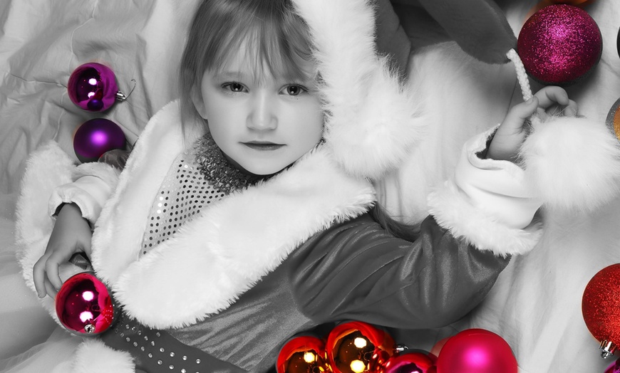 Image 6: In-Studio Family Photo Shoot W/ or W/O Makeup/Hairstyling and More