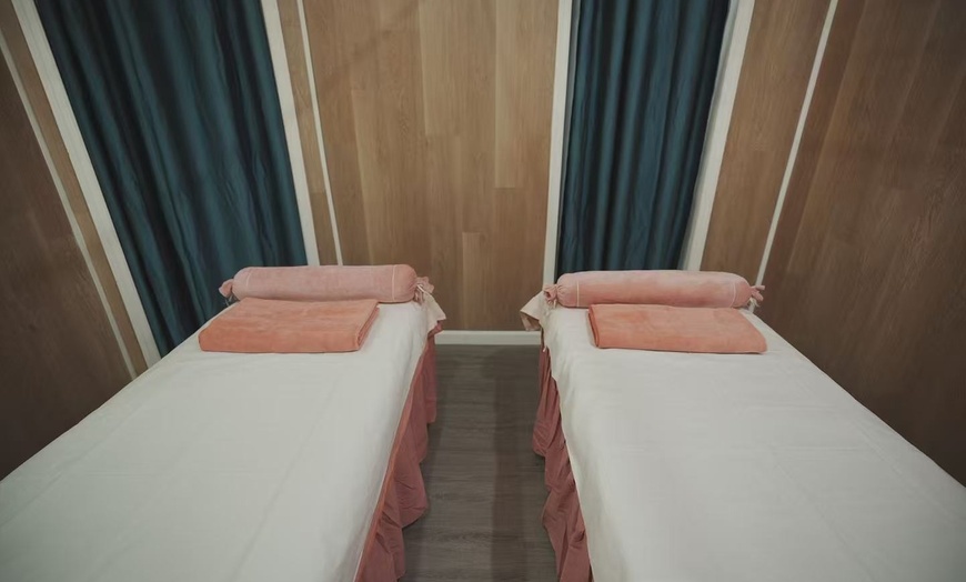 Image 5: Hot Stone Massage with Essential Oils: One, Two or Three Sessions