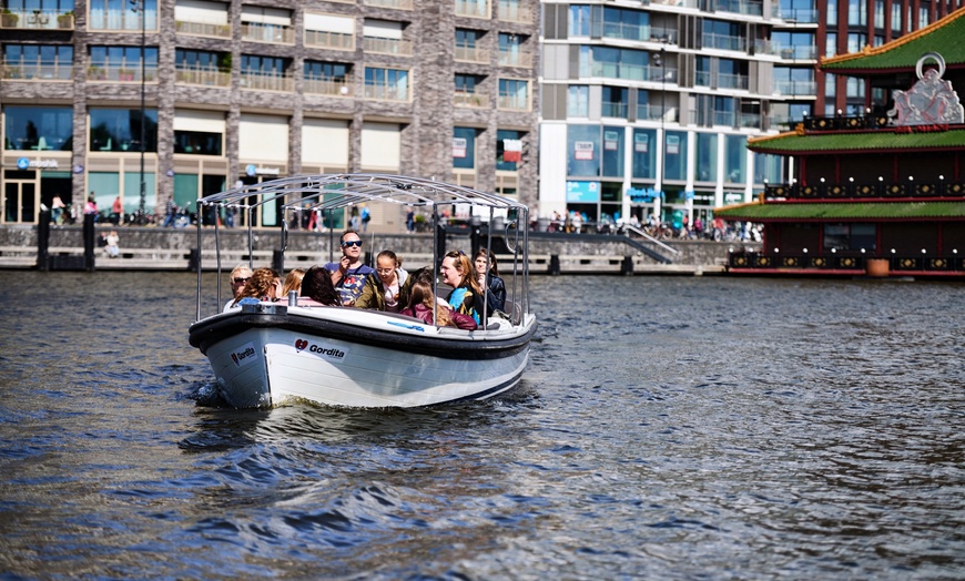 Image 2: Sfeervol en privé varen met een eigen schipper door Amsterdam