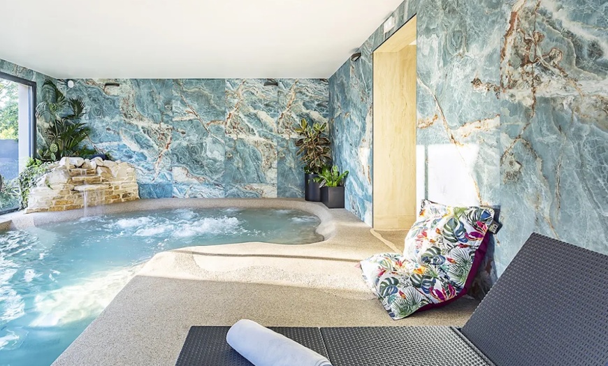 Image 7: Parenthèse bien-être : 2h de spa avec massage ou soin du visage