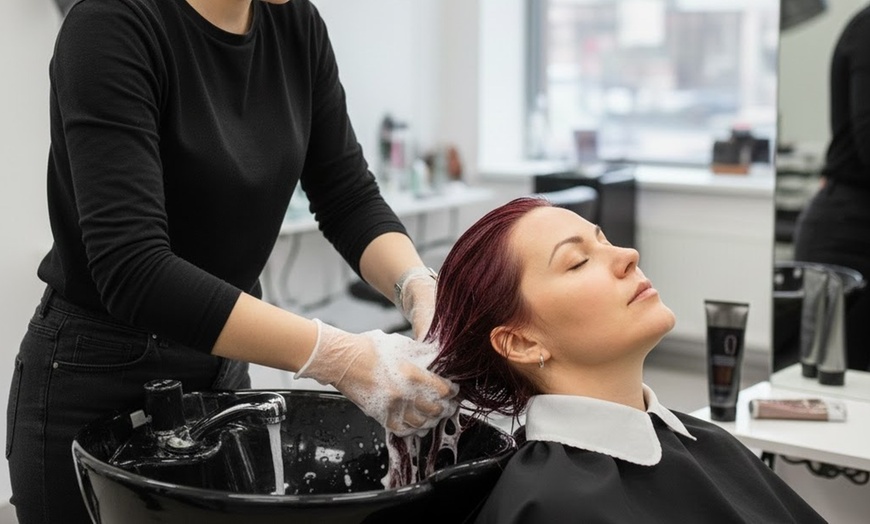 Image 2: Sesión de peluquería con tratamiento, tinte o mechas