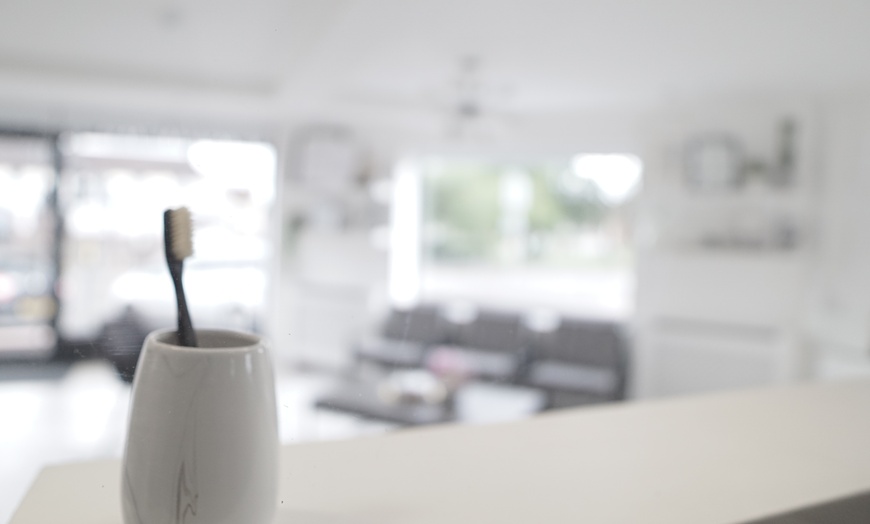 Image 4: Get a Fresh Smile: Dental Scale+ Polish/Dental Clean w/ Scale+ Airflow