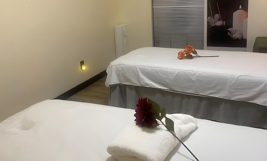 Image 2: Rediscover Your Zen with a 60 or 90min Couples Massage