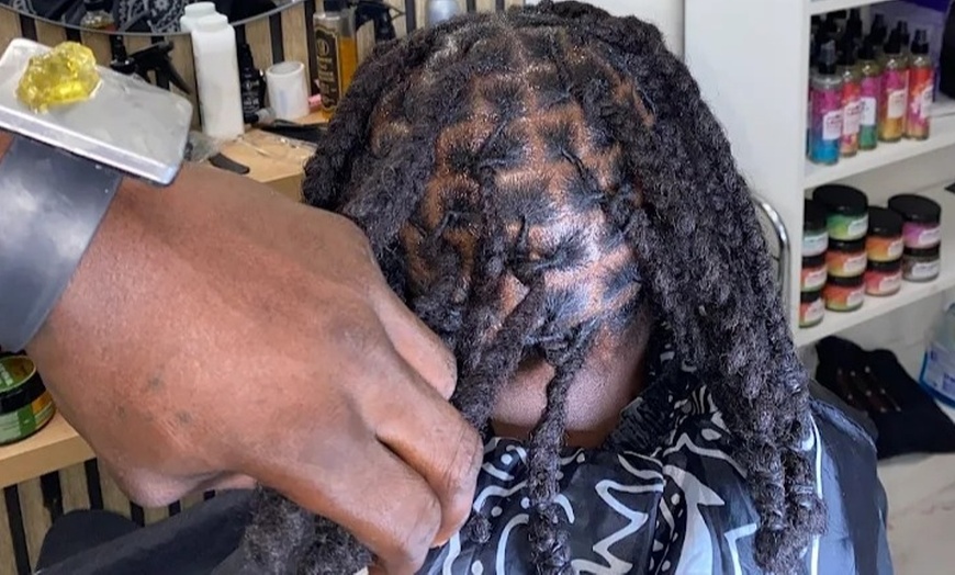 Image 2: Coiffures afro stylées et soins complets chez LM Beauty à Rouen