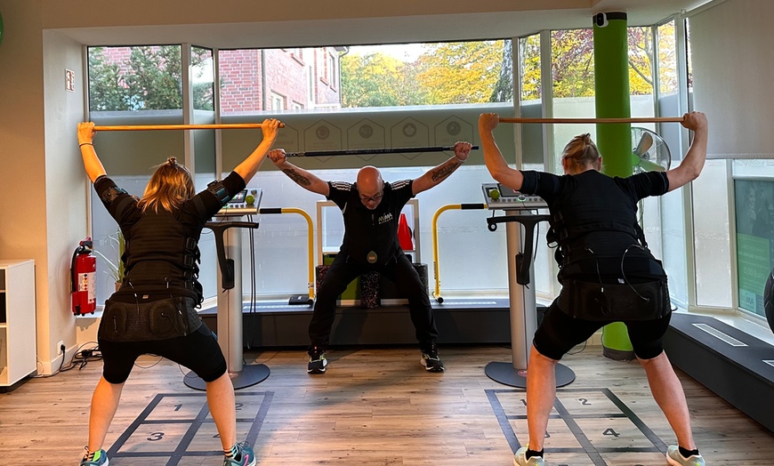 Image 3: EMS-Training & Faszien-Behandlung