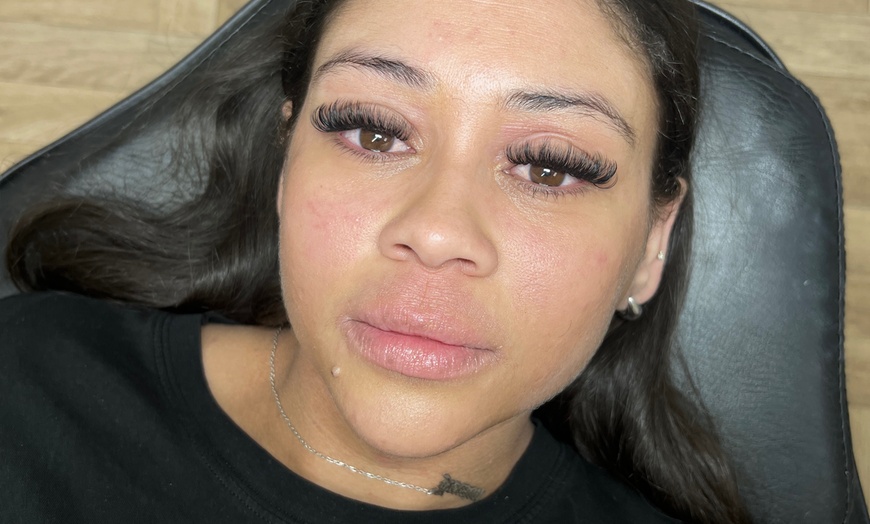 Image 2: Classic, Hybrid & Volume Eyelash Extensions for Natural to Full Looks