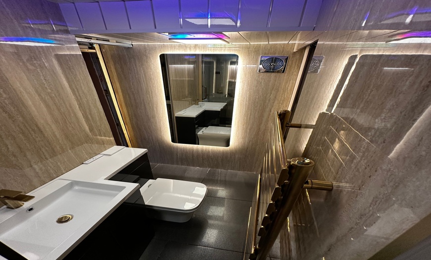 Image 2: 60 Min Aromatherapy or Swedish, or Deep Tissue Massage with a Drink 