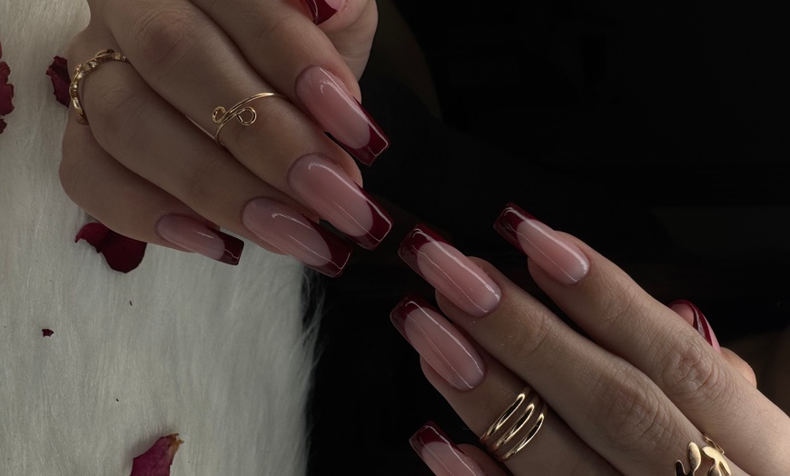 Image 1: Beauté des mains et/ou des pieds avec pose de semi permanent