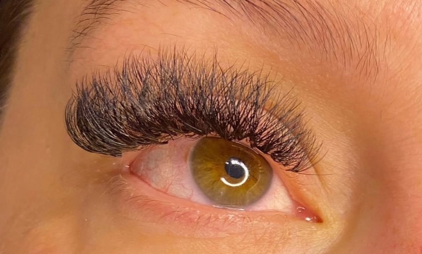 Image 8: Choose Your Perfect Lash Style: Volume or Hybrid Eyelash Extension Set