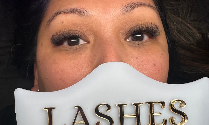 Image 4: Choose Your Perfect Lash Style: Volume or Hybrid Eyelash Extension Set