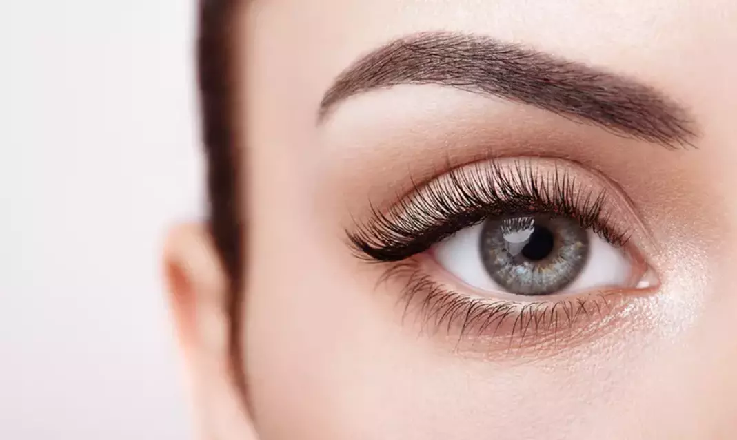 Rehaussement de cils ou sourcils avec teinture en option