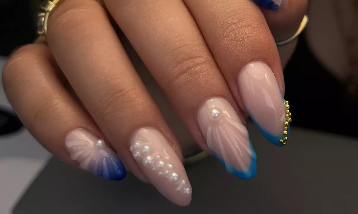 Beauté des mains russe avec vernis semi permanent ou rallongement gel