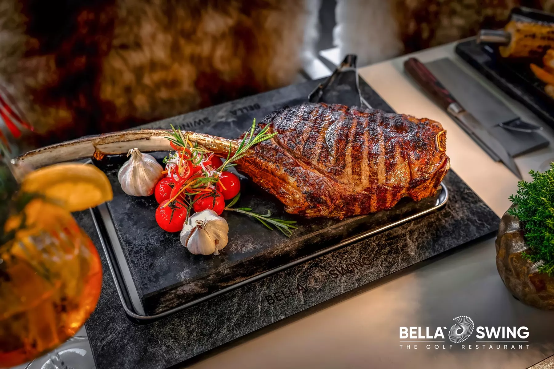 1,2 Kilo Tomahawk-Steak auf dem Lava-Stein mit Beilage & Sekt für Zwei