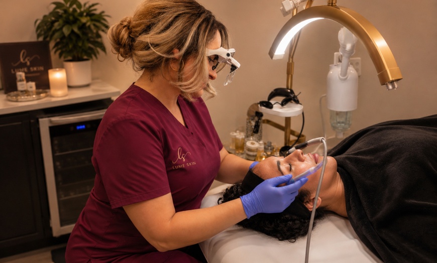 Image 4: Relax with a Sculptural Facial Massage with Mask (45 Minutes)
