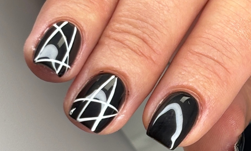 Image 8: Pose gel, vernis semi-permanent ou sur ongles naturels chez MStudio
