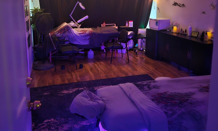 Image 5: Hot Stone Massage, Aromatherapy & Hot Towels (30, 60, 90 Min)