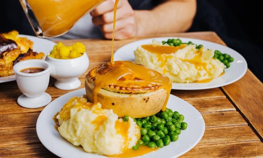 Image 1: 1 oder 2x British Pie Sorte oder Menü nach Wahl mitten in Berlin