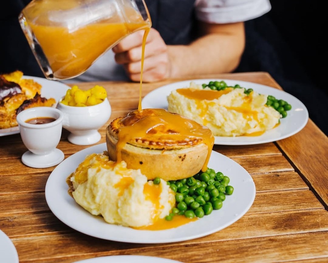 1 oder 2x British Pie Sorte oder Menü nach Wahl mitten in Berlin