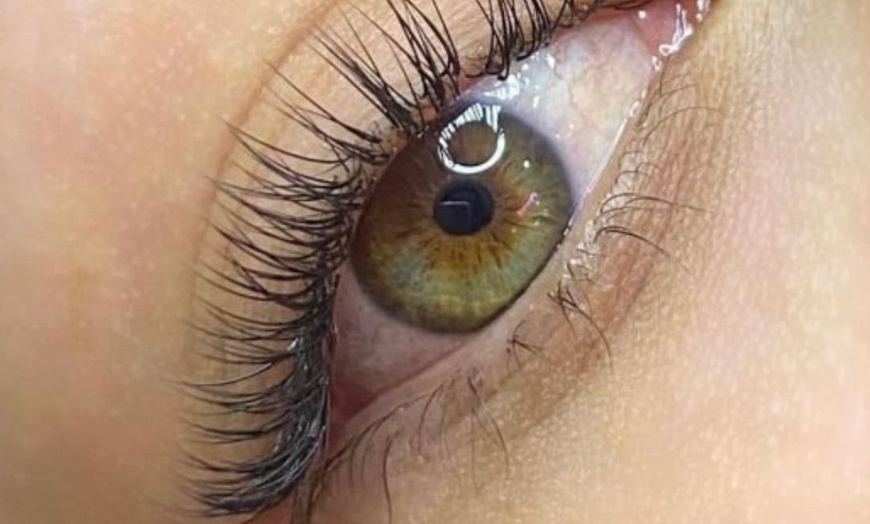 Image 2: Extensiones de pestañas con volumen natural o intermedio 