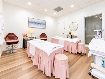 One 45-Minute Custom Foot Reflexology with Foot Herbal Soak - Vivian Beauty Center