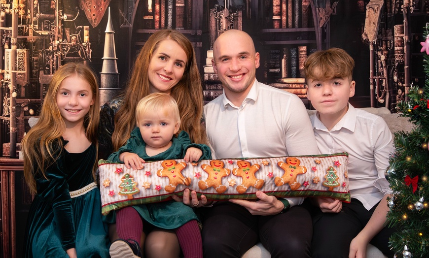Image 3: Capture Festive Moments: Christmas Package for Family Photoshoot