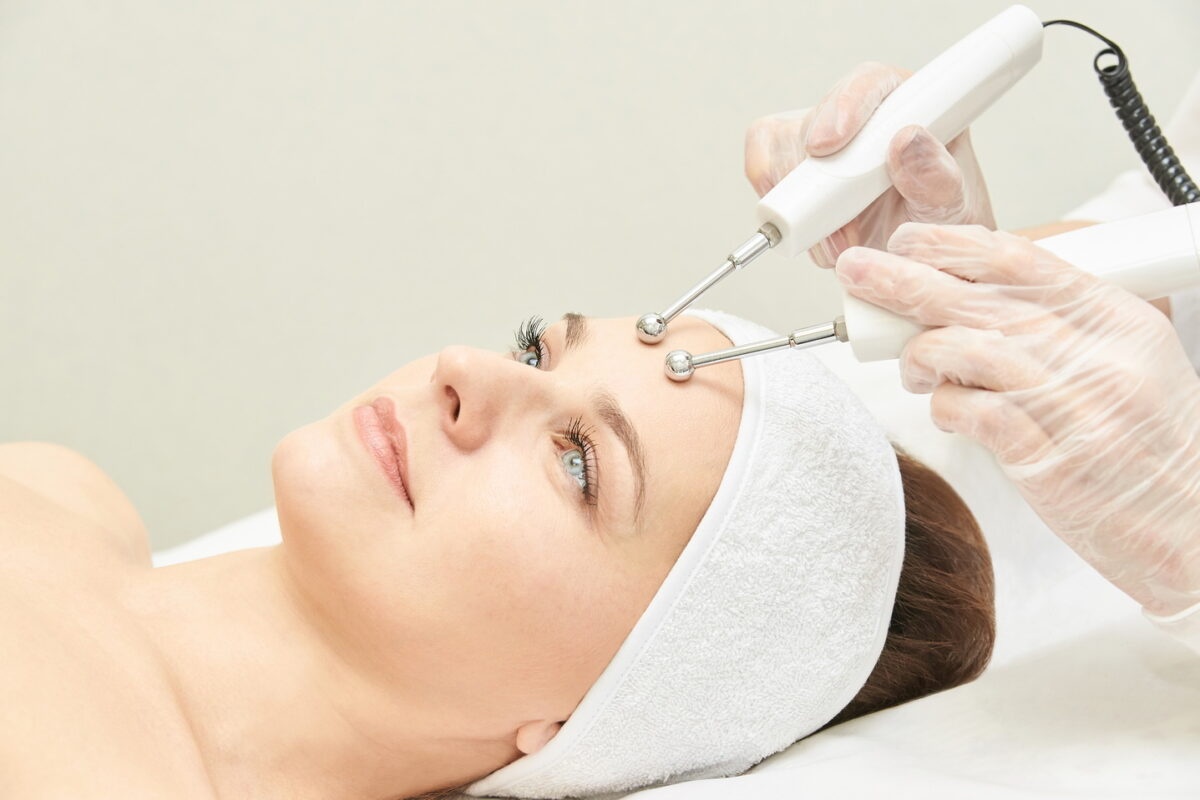 Tratamiento facial con microcorriente y mascarilla personalizada en Valencia
