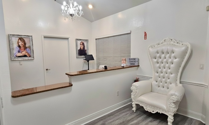 Image 2: Relaxing Scalp Harmony Head Spa & Hydra Facial w/ Optional LED Therapy