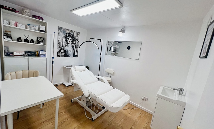 Image 2: Classic, Hybrid, Volume Eyelash Extensions or Lash Lift w/ Tint