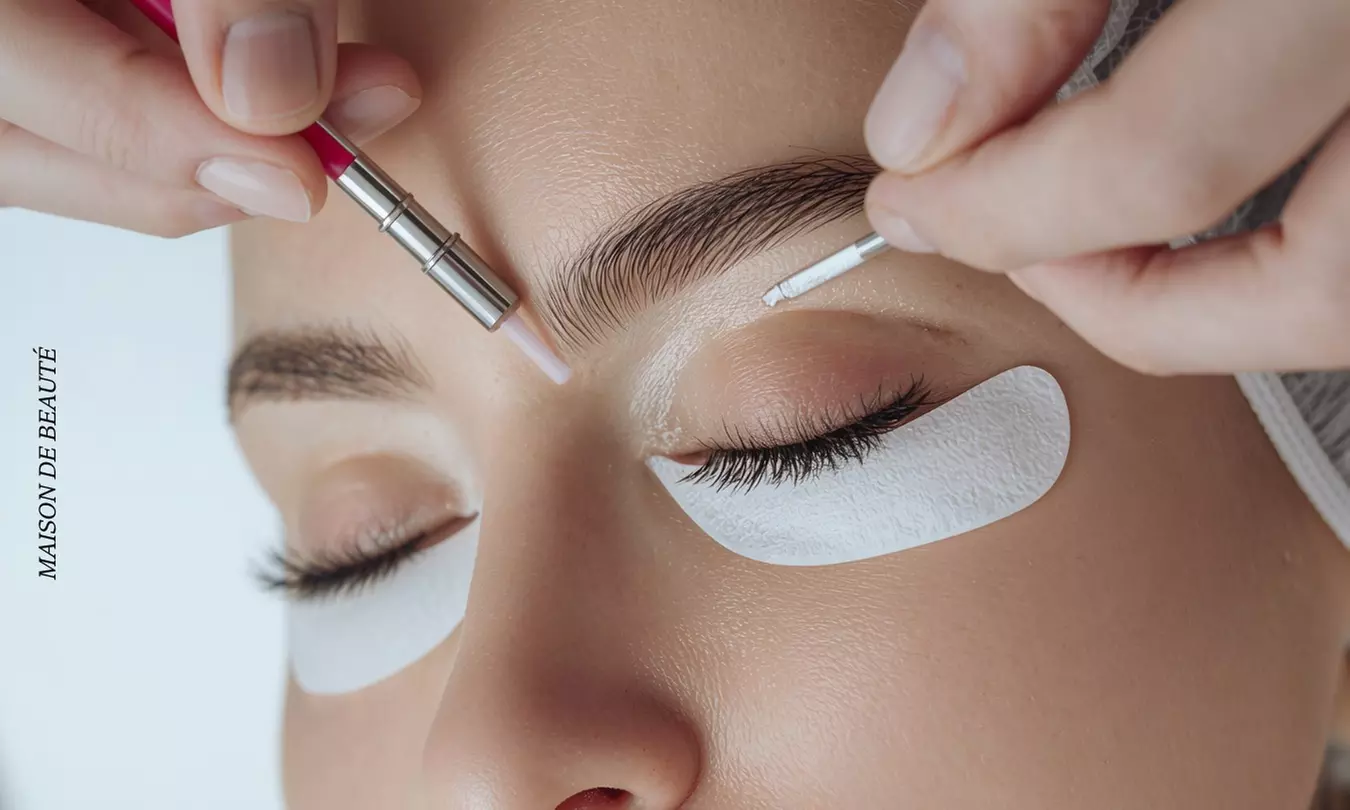 Épilation au fil des sourcils avec option teinture