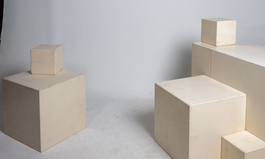 Image 8: Sesión de fotos de temática navideña para grupos con atrezzo incluido