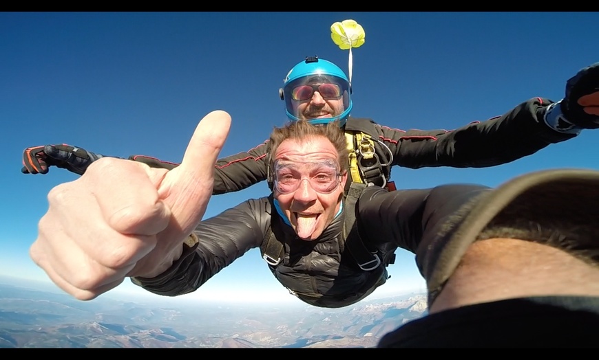 Image 1: Saut en parachute en tandem