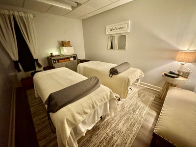 60-Minute Classic Couples Massage - Energy Hands