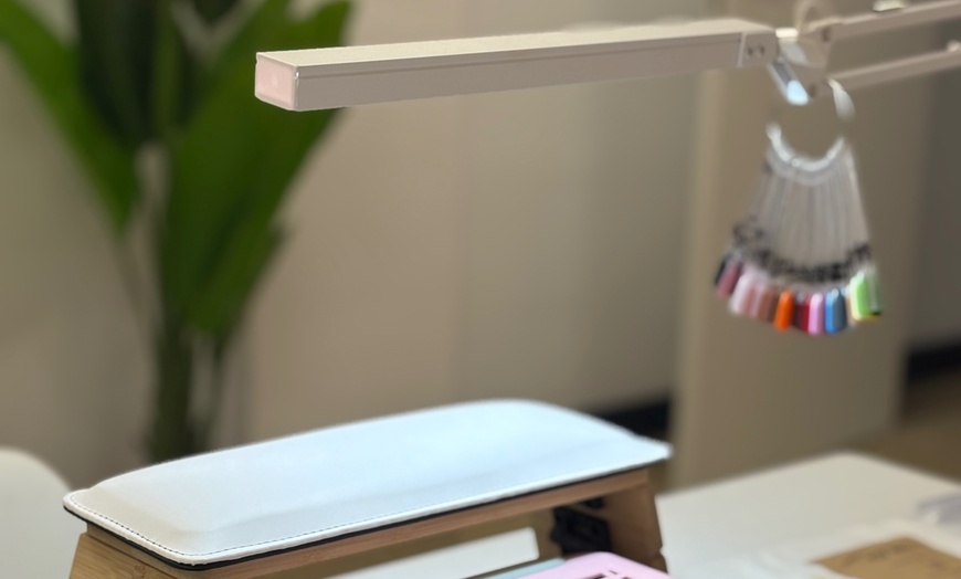 Image 6: Manicura y/o pedicura con esmaltado tradicional o semipermanente