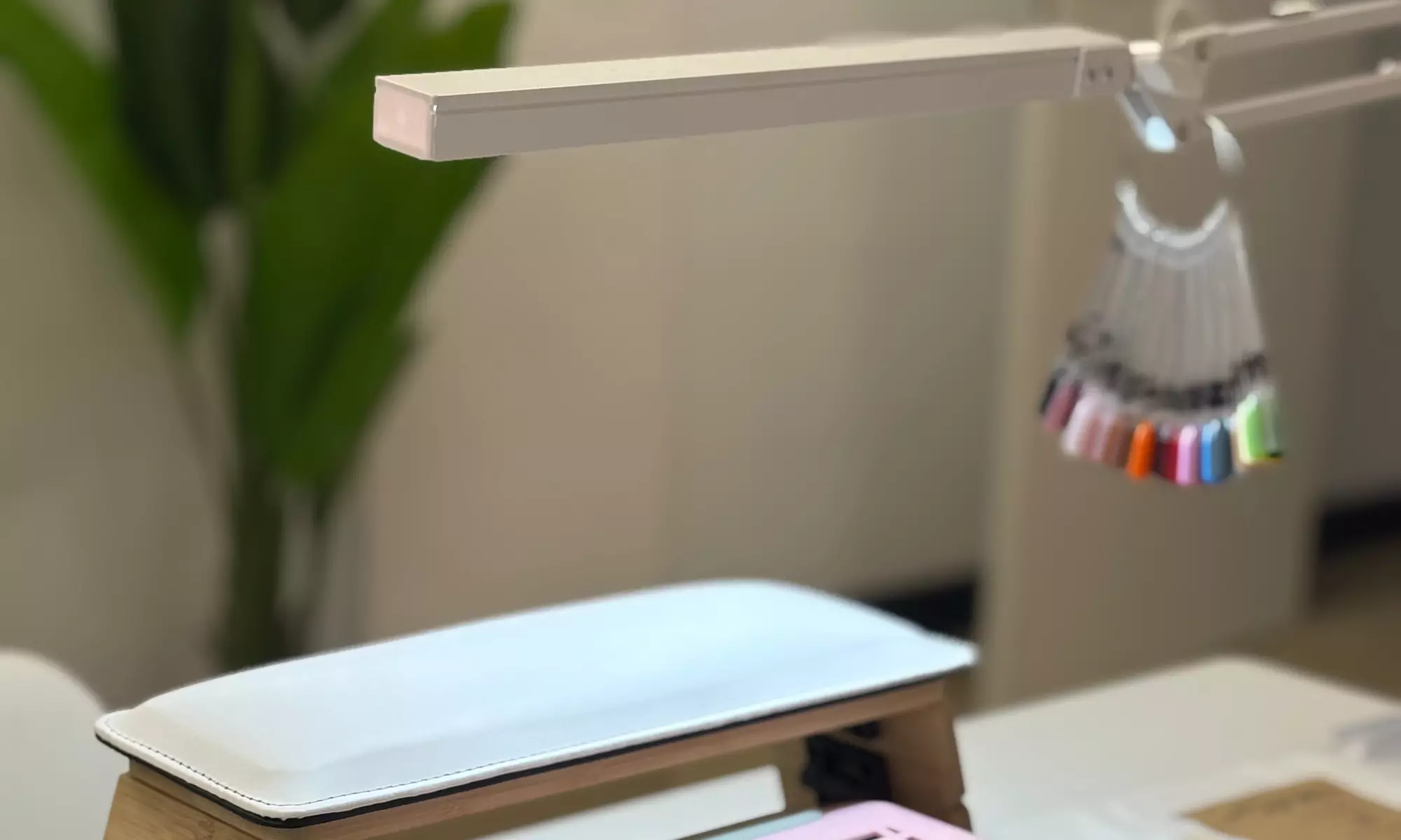 Manicura y/o pedicura con esmaltado tradicional o semipermanente