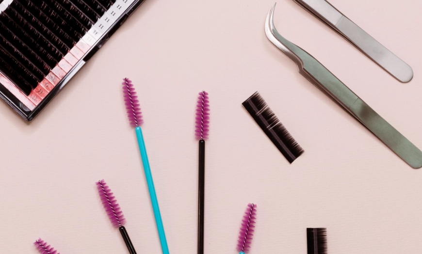 Image 4: Nationally Recognised 4-Week Classic Lash Extensions Course