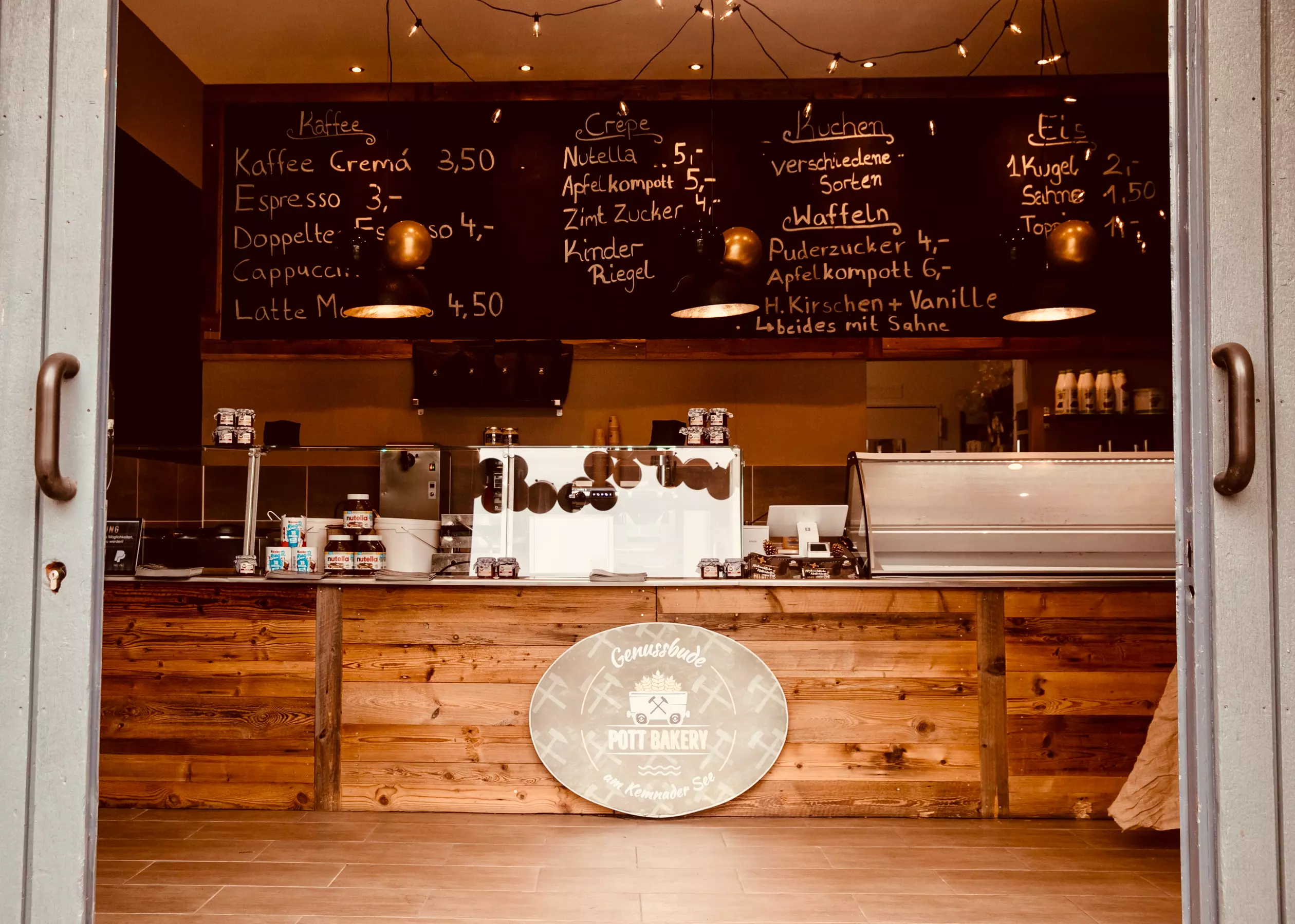 Süße Auszeit: 3 Kugeln Schoko-, Erdbeer- oder Nussbecher inkl. Sahne und Topping (bis 30% sparen) - Second Medium