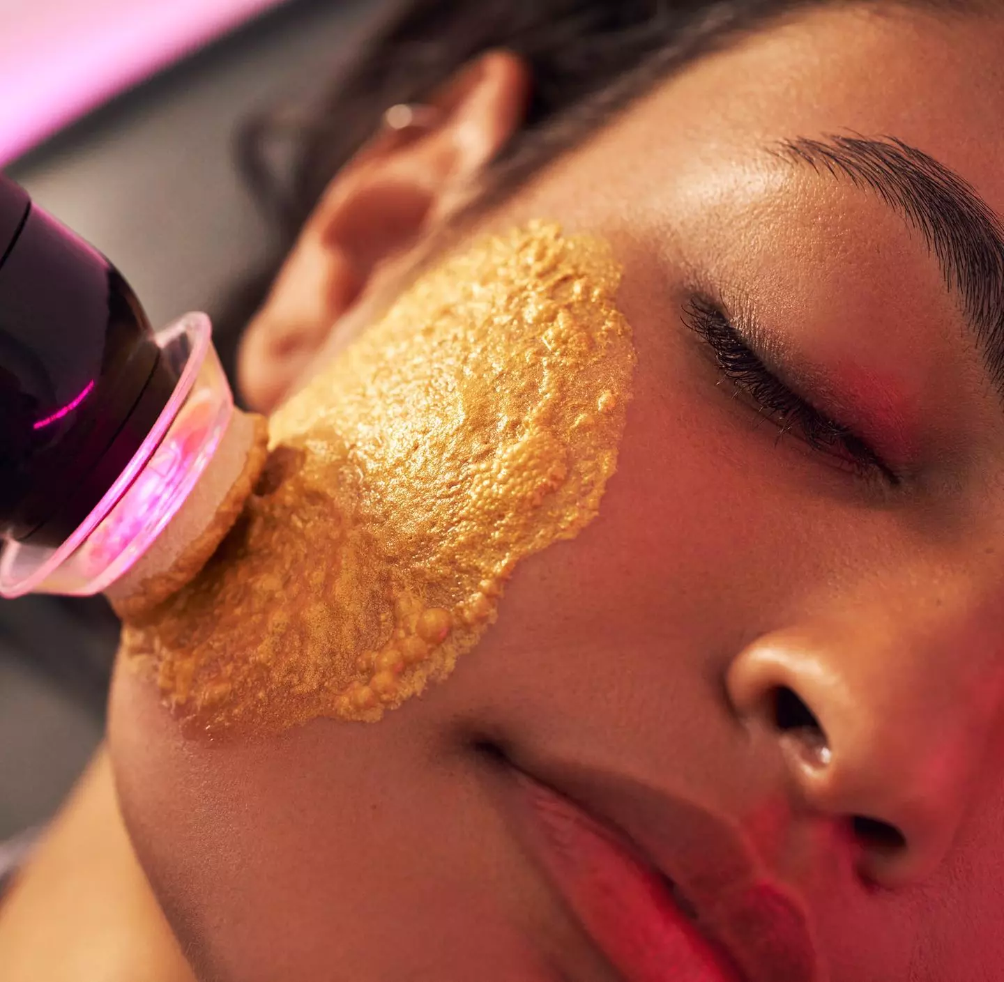 Platinum Aesthetics Srq offers the Lifting Glo2Facial service with up to 40% discount for a revitalized skin experience - Primary Image