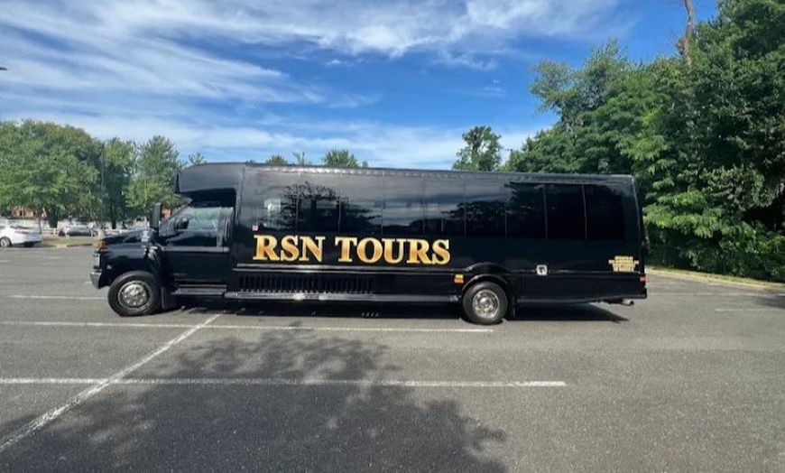 Image 2: Explore Washington DC in a Lively Tour w/ Photo Ops & Expert Guide