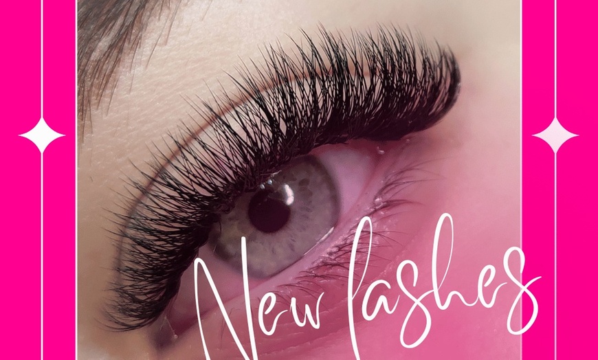 Image 3: Enhance Yourself with Hybrid or 3D/6D Eyelash Extension Full Sets
